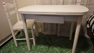 Mesa de cocina y 2 sillas blancas