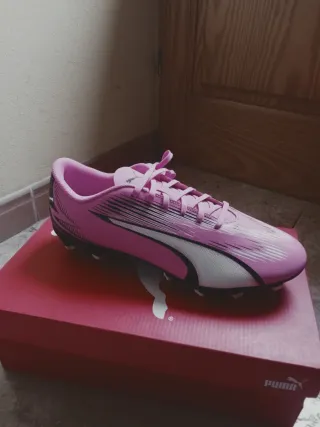 Zapatillas de fútbol Puma rosas y blancas