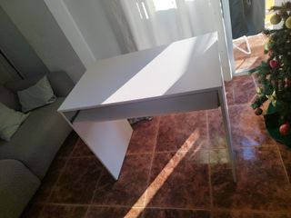 Mesa escritorio blanca con bandeja