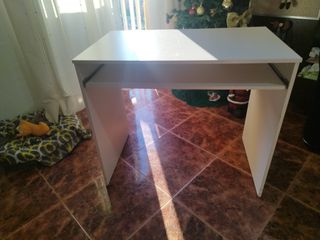 Mesa escritorio blanca con bandeja