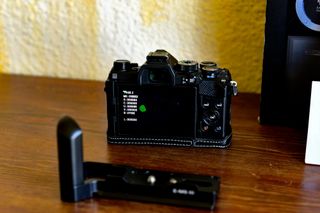 Olympus OM-D E-M5 III + Accesorios (SIN OBJETIVO)