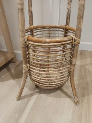 Perchero de pie ratán y madera con cesto