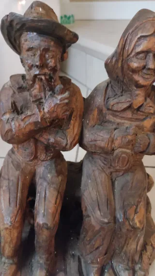 Antica scultura in legno coppia seduta