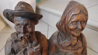 Antica scultura in legno coppia seduta