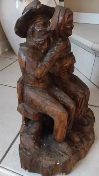 Antica scultura in legno coppia seduta