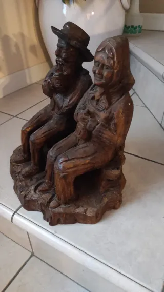 Antica scultura in legno coppia seduta