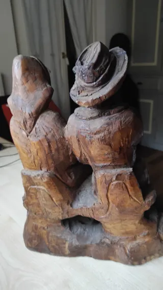 Antica scultura in legno coppia seduta