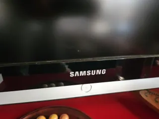 Televisión Samsung Negra y Plateada