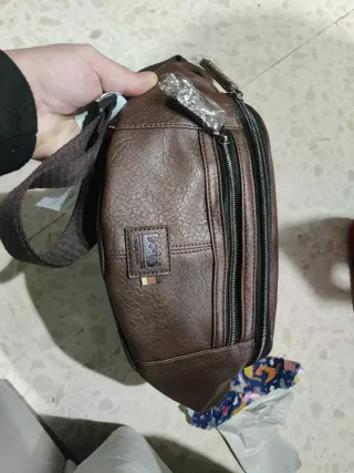 Riñonera Lois Marrón Piel Sintética.