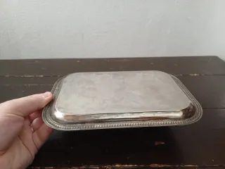 Vassoio vintage decorato in metallo