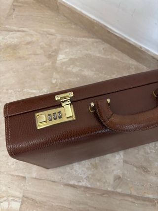 Maletín de cuero vintage marrón con combinación