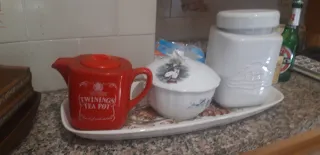 Teiera rossa e contenitore bianco pirofila con cop