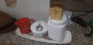 Teiera rossa e contenitore bianco pirofila con cop