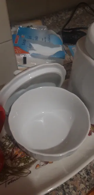 Teiera rossa e contenitore bianco pirofila con cop