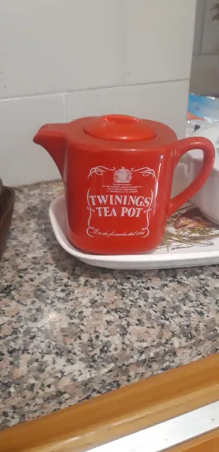 Teiera rossa e contenitore bianco pirofila con cop