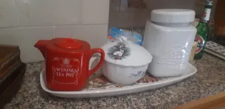 Teiera rossa e contenitore bianco pirofila con cop