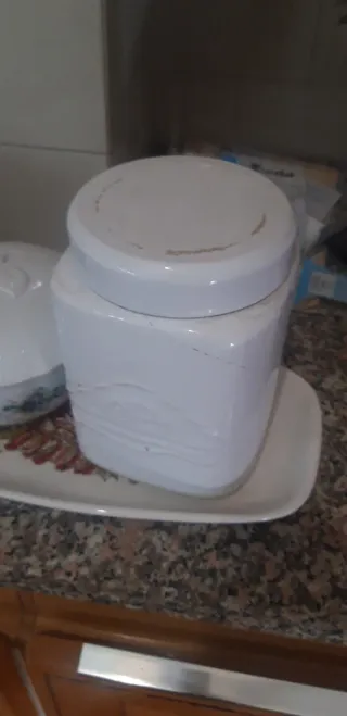 Teiera rossa e contenitore bianco pirofila con cop