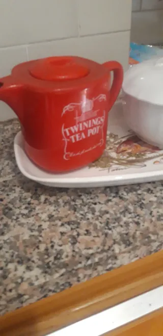 Teiera rossa e contenitore bianco pirofila con cop