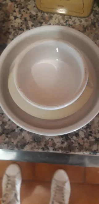 Teiera rossa e contenitore bianco pirofila con cop