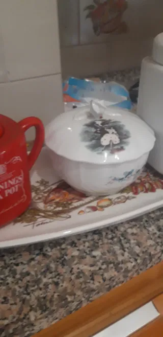 Teiera rossa e contenitore bianco pirofila con cop