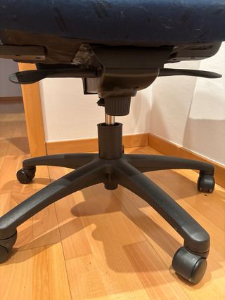 Silla de oficina azul y negra marca Serbisa