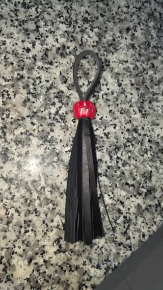 Llavero mosquero con detalle rojo