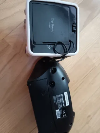 Altavoces TechnoStar negros y blancos