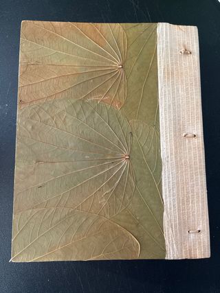 Libreta artesanal con hojas secas y madera