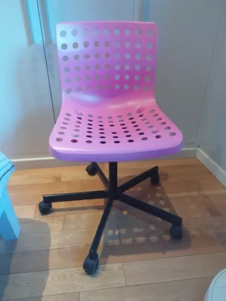 Silla de escritorio rosa con ruedas