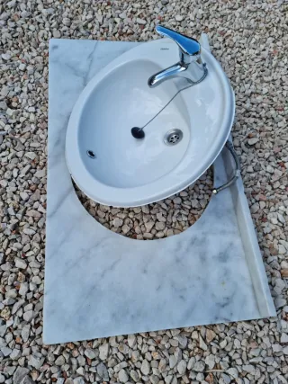 Lavabo de cerámica con grifo y encimera de mármol