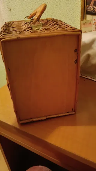 Cesta de mimbre con asa y cierre antigua