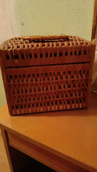 Cesta de mimbre con asa y cierre antigua