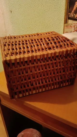 Cesta de mimbre con asa y cierre antigua