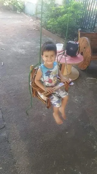 Columpio artesanal de madera para niños