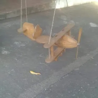 Columpio artesanal de madera para niños