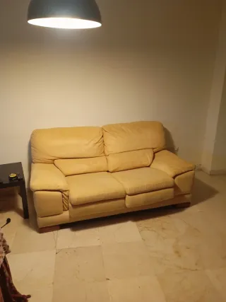 Sofá de 2 plazas en piel amarillo
