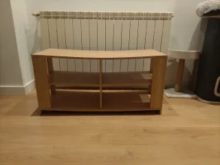 Mueble bajo de madera color beige.