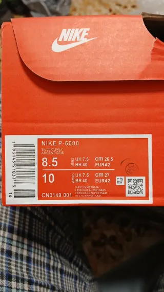 Zapatillas Nike plateadas y blancas