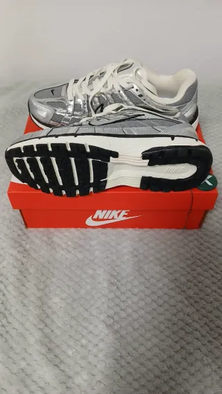 Zapatillas Nike plateadas y blancas