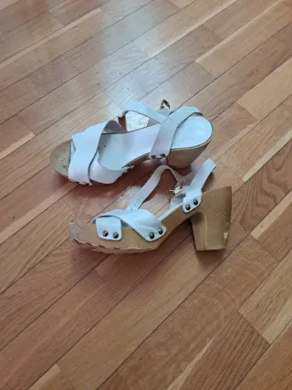 Sandalias de tacón de madera blancas