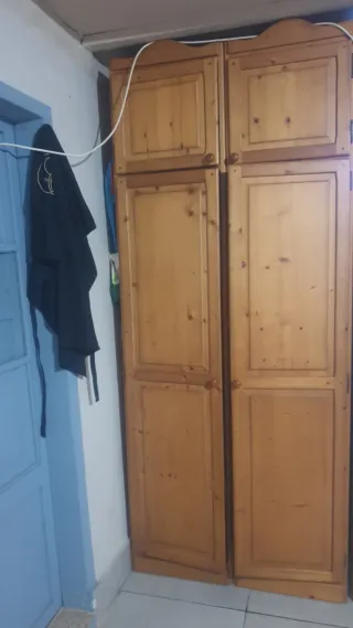 Mueble de madera marrón