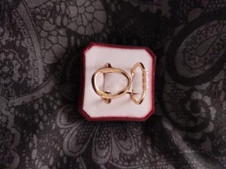 Anillos dorados diseño ondulado