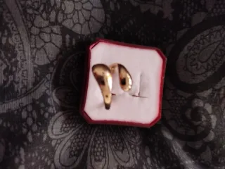Anillos dorados diseño ondulado