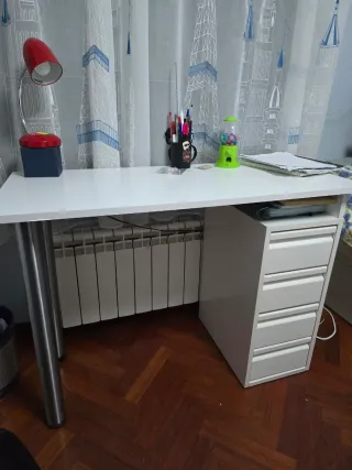 Escritorio blanco con cajonera 3 c y patas inox