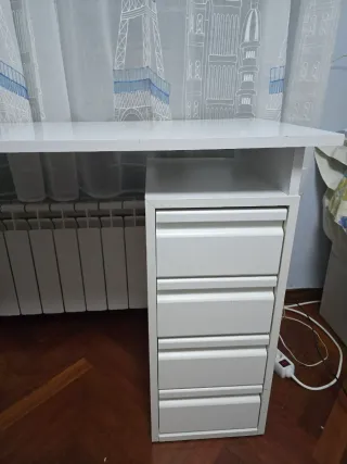 Escritorio blanco con cajonera 3 c y patas inox