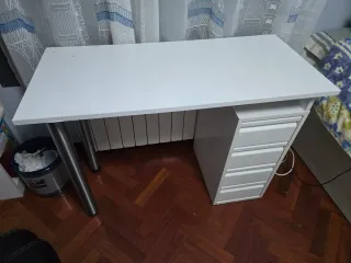 Escritorio blanco con cajonera 3 c y patas inox