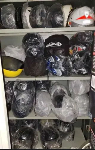 Lote cascos moto, más de 100 unidades + material