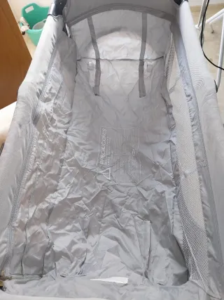 Cuna de viaje gris con estampado de conejito