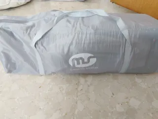 Cuna de viaje gris con estampado de conejito