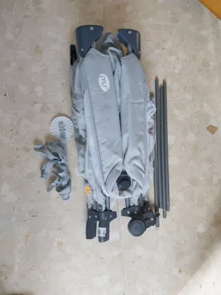 Cuna de viaje gris con estampado de conejito